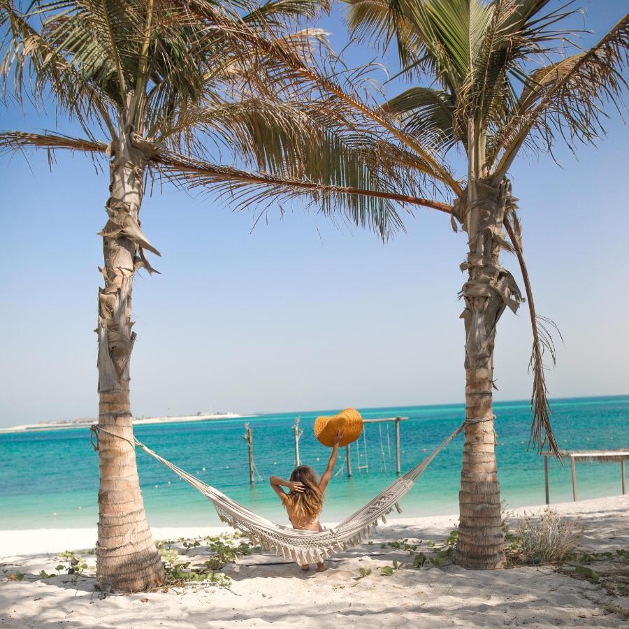 Nurai Island, Saadiyat Hotell Abu Dhabi Exteriör bild Hammock on the beach